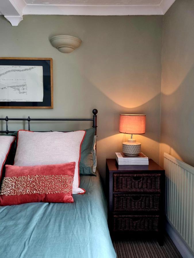 2 Bedroom House Within Walking Distance Of Town Cowes  Exterior photo